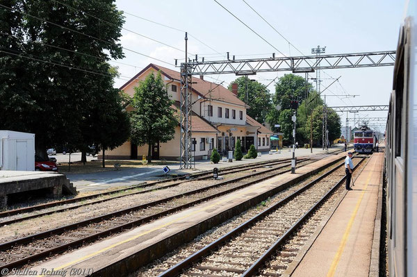 Einfahrt in den Bahnhof Strizivojna-Vrpolje