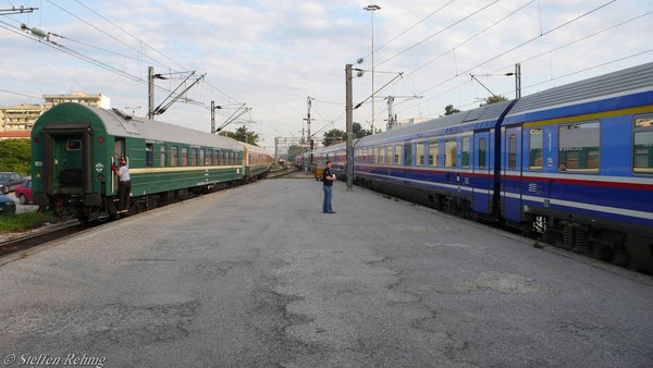 .... danach wieder zum Bahnsteiggleis zurückrangiert, rechts die Ausfahrt von IC 51 nach Athina