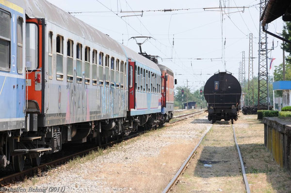 Zug B 451 mit bosnischer Lok im Grenzbahnhof Slavonski Šamac