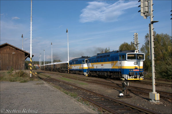 Bei voller Fahrt im Bahnhof Blížejov