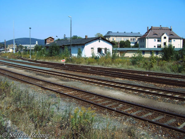 Die Gleise ins Bw und nach Neumark liegen noch... (September 2004)