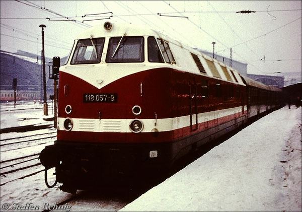 BR 118 057-9 vom Bw Gera am E 803 Leipzig - Saalfeld auf Gleis 1 in Leipzig Hbf (1981)