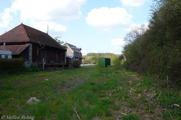 Güterschuppen des Bahnhof Ebrach vom ehemaligen Umfahrgleis aus gesehen (3. Mai 2008)