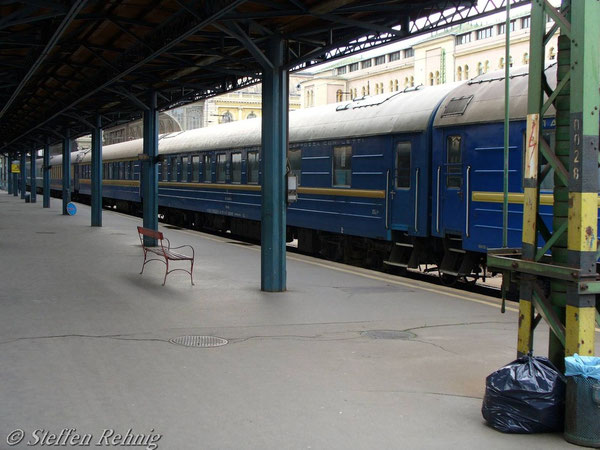 UZ Schlafwagengruppe im D 16 "TISZA" in Budapest Keleti (Juni 2006)