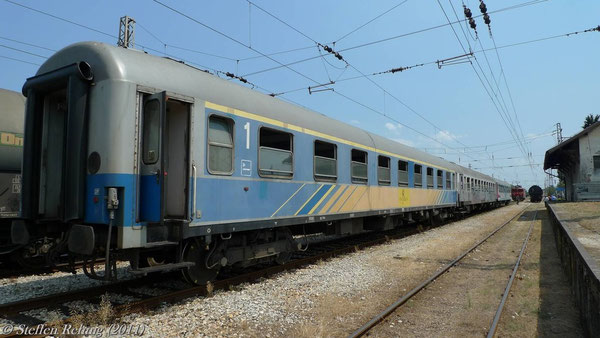 ZFBH A 51 50 19-00 004-8 am Zug 451 Beograd-Sarajevo in Slavonski Šamac und Lokwechsel