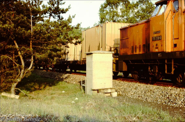 Bei Überlastung des Berliner Außenringes waren Wartezeiten bis zu 2 Stunden am Einfahrsignal Fichtengrund/Sachsenhausen normal, ich baute mir eine Sitzbank am Signalfernsprecher (1987)