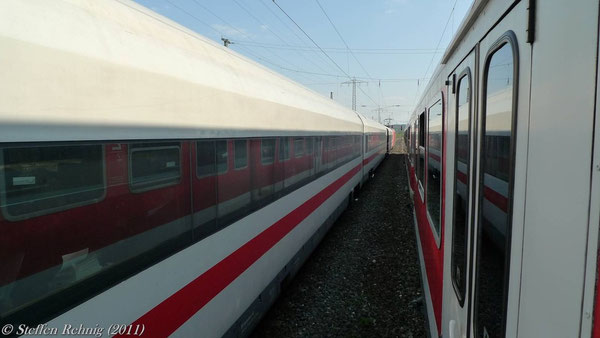 ....der ICE 914 und RE 4120 in Startposition...