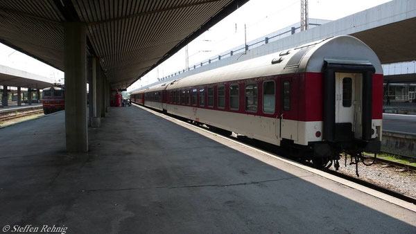 B 490 "Balkan Express" Schlafwagen Sofia - Wien, danach der Liegewagen Sofia - Ljubliana, in Sofia (Juni 2007)