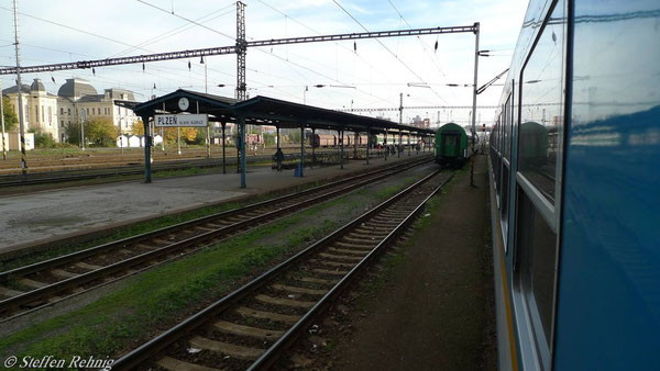 Plzen hln., vor der Weiterfahrt werden 2 tschechische Verstärkungswagen vom Nachbargleis mit neuer Zuglok an die Zugspitze beigestellt