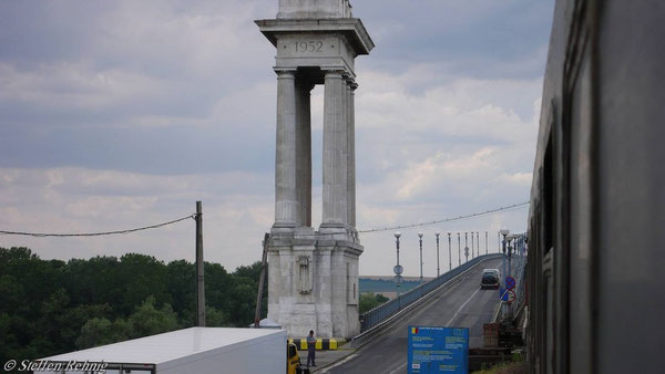 .... auf die Donaugrenzbrücke ....