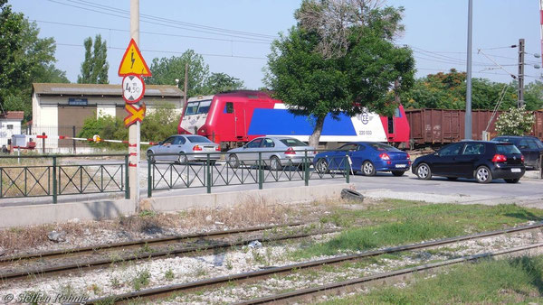 220 033 im Güterbahnhof Thessaloniki (10. juni 2007)