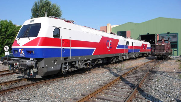 Neue Siemenstechnik 120 007 und alte DB-V60 A 102 in Thessaloniki (10. Juni 2007)