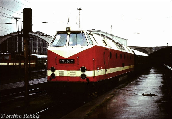 Ein Jahr später die damals neue 119 034-7 vom Bw Gera ebenfalls am E 803 auf Gleis 1 in Leipzig Hbf, links auf Gleis 5a steht eine 242 mit 3 Verstärkungswagen für den D 452 Frankfurt(Oder) - Mönchengladbach (1982)
