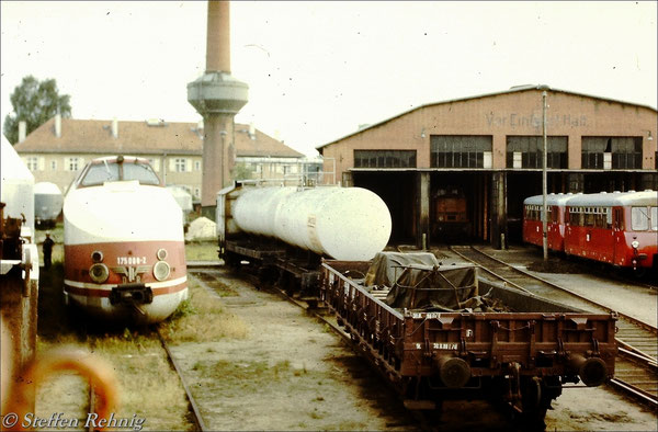 Triebkopf 175 008-2 abgestellt in der Triebfahrzeugeinsatzstelle Basdorf, im Lokschuppen auf Gleis 2 steht 106 037-5 (1987)