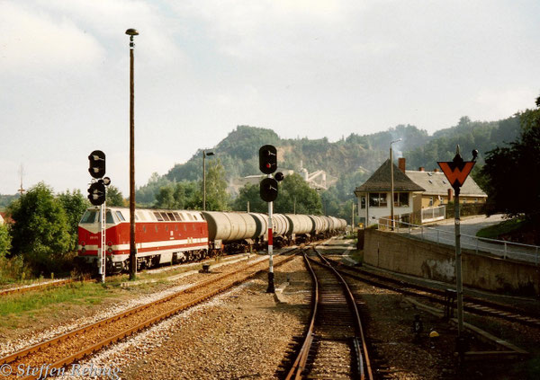 .... und Schlußlok 219 072-6 bei der Durchfahrt in Loitsch-Hohenleuben (1993)