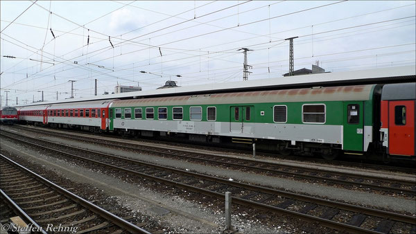 Zur Zeit noch planmäßig im Zug - der Halbgepäckwagen mit öffnungsfähigen Fenstern ! (14. April 2012)