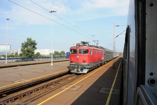 Auf dem Bahnhof Novi Beograd kreuzen wir mit dem Zug B 15211 "JADRAN EXPRESS" aus Split mit der Lok 444 029