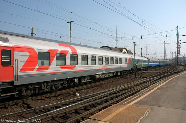 RZD Schlafwagen Moskau - Belgrad (dahinter Moskau - Budapest) im D 15 "TISZA" in Budapest Keleti (März 2011)