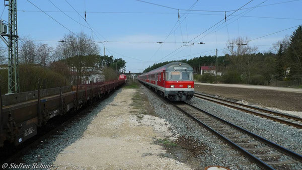 Warten im Bahnhof Strullendorf (16. April 2010)
