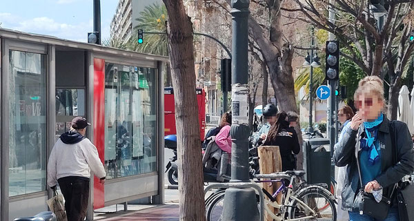 Accidente al no respetar el paso de peatones que se encuentra en una parada de bus en Valencia e interviene la Policía Nacional.