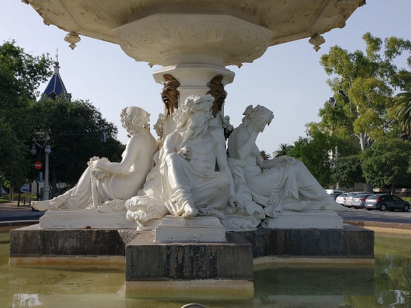 Historia de la Fuente de las Cuatro Estaciones: Fue instalada en su ubicación actual en 1863, aunque fue fundida en París en 1852 por la empresa gala Barbezat y Cia de Val d'Osne.
