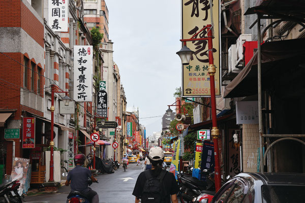 台北最大級の問屋街・迪化街。レトロな建物が並ぶ観光地