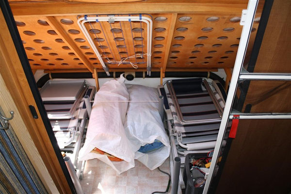 Umbau Bugsitzgruppe zum Festbett, mit viel Stauraum - wohnwagen-ottos