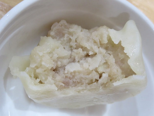 晴晴飯店のシューマイの断面の近影画像。