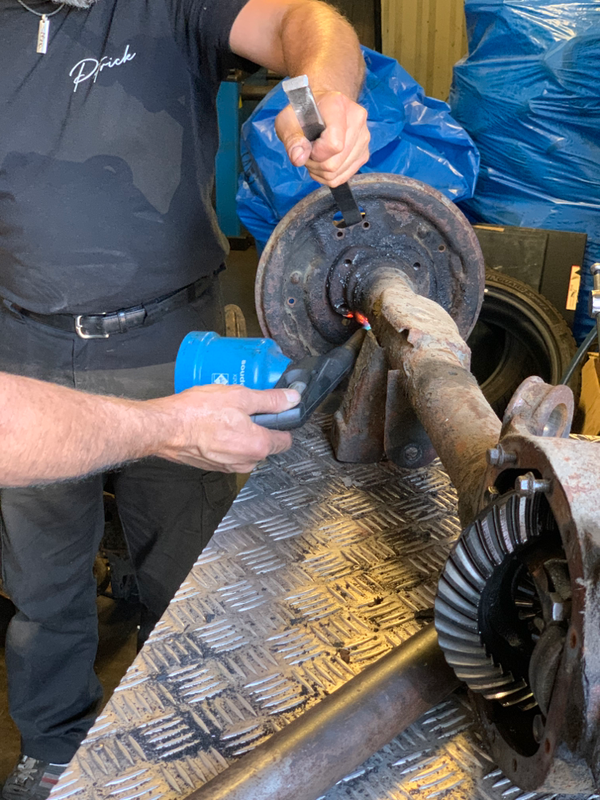 Dismantling of the Ford Spartan rear transmission