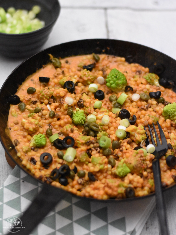 Vegane Romanesco-Fregola-Chili-Pfanne