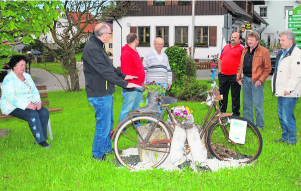 Das Schmuck-Fahrrad soll im Laufe des Jahres einem Brunnen weichen, den sich die Dorfgemeinschaft vom Erlös des Heimatfestjahres leisten will. Festleiter Ewald Zetzl (Zweiter von links) stellte das Projekt vor. Bild: fjo