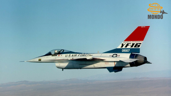 Il prototipo YF-16 durante il primo volo presso la Edwards AFB nel 1974. / © USAF
