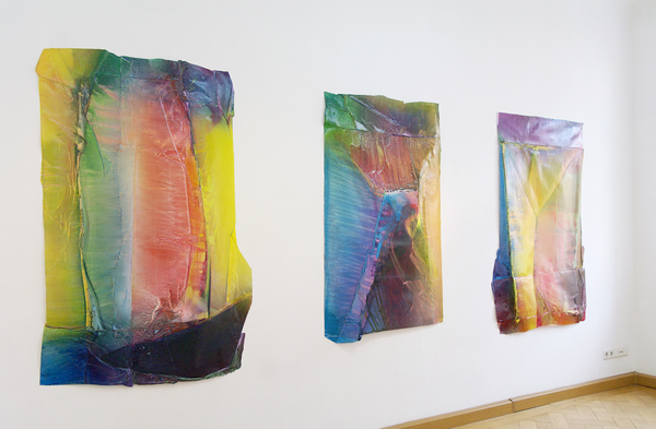 Enrico Niemann, Cross Section V, VI, IV, ca.160 x 110 x 10 cm, 2017, Installationsansicht (Acrylfarbe, Papier)