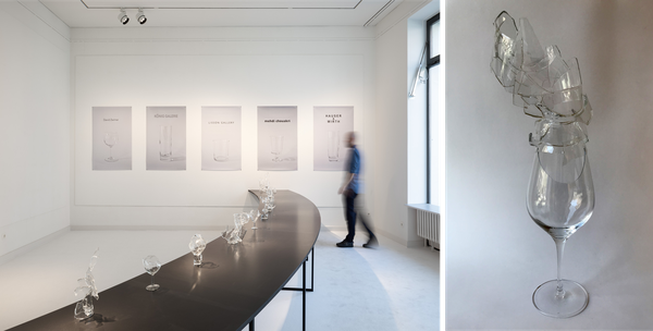 Thilo Droste, Tafelrunde/Gral /// 2019, Gläser und C-Prints, Ausstellungsansicht Galerie im Saalbau, 2019 (Foto: H.Moser), Detail: Glasobjekt