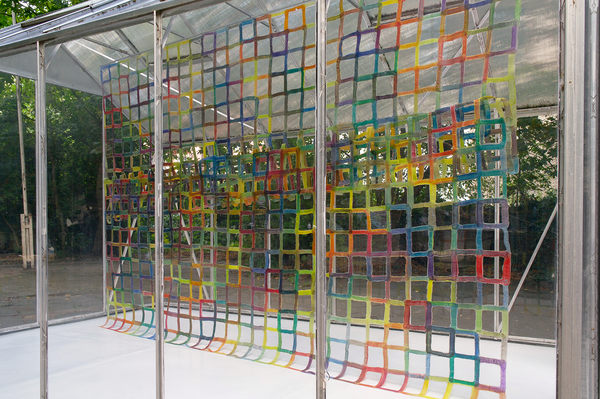 Enrico Niemann, Supergrid, ca. 230 x 320 x 10 cm, 2013/19, Installationsansicht Superbien (EVA-Folien, Offset-Farben)