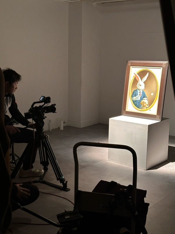 BSフジの番組「ブレイク前夜」の撮影風景。画家・原太一の作品「ギアス氏と相棒」をテレビカメラで撮っている。