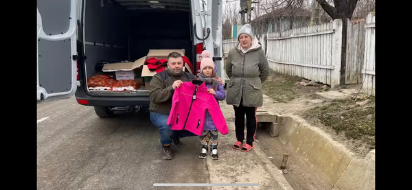 Letztes Jahr wurden Jacken, die wir gespendet hatten, an Kinder in Rumänien verteilt
