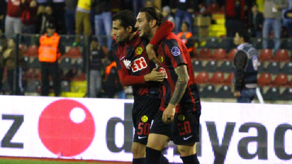 Necati volvió a marcar otro doblete y ya suma 5 goles con el Eskişehirspor.