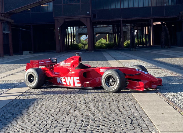 Formel 1 Simulator Showcar in rot mieten leihen