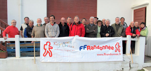 Le groupe des nouveaux baliseurs (dont Sylvie et Agnès) devant les locaux de Socoa.