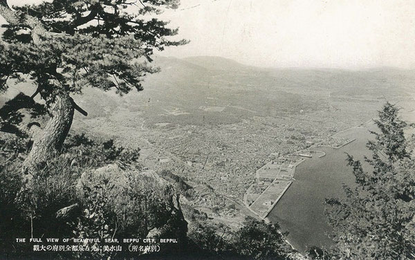 戦前は現在ほど樹木がなかった高崎山頂上から眺める眺望は絶景だった。高崎山から別府市街を望む。（著者所収）