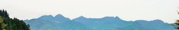 左から雷山塁、鎧ヶ岳（戸次道雪の居城）、烏帽子岳（大分県豊後大野市『道の駅おおの』から撮影）