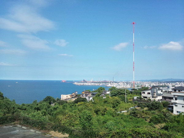 写真中央手前に「天海の湯」があり、遠くに湾岸風景が見えます。※クリックすると拡大します。