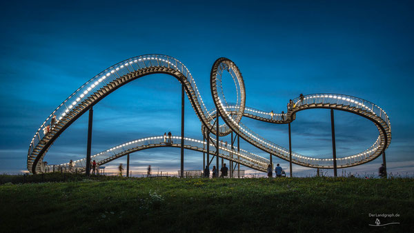 Die Skulptur Tiger & Turtle Magic Mountain auf der Halde Heinrich Hildebrand im Angerpark in Duisburg im Ruhrgebiet