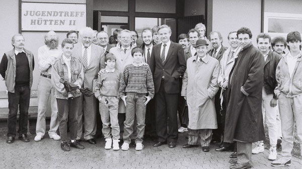 Viel Prominenz in wolfsburg-Westhagen im Jugendtreff Hütten:. 8: von links im hellen Mantel Dr. Horst Waffenschmidt