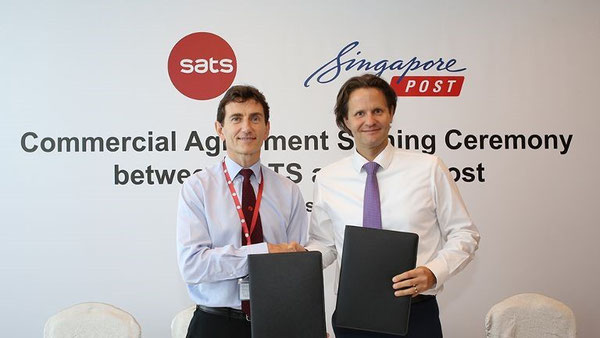 Alex Hungate, president and CEO of SATS (left) and Dr Wolfgang Baier, group CEO of SingPost, sign a commercial agreement to collaborate in the area of eCommerce.