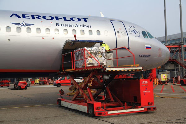 Loading of an Aeroflot A320 at HAM Airport  /  source photos: SU