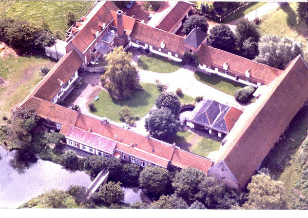 Vue aérienne de la ferme de Meurchin (monument classé)Phot aérienne de  f-h