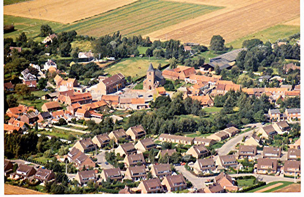 ..en 1972 des nouvelles habitations rajeunissent le village...(photo aérienne de f .H)