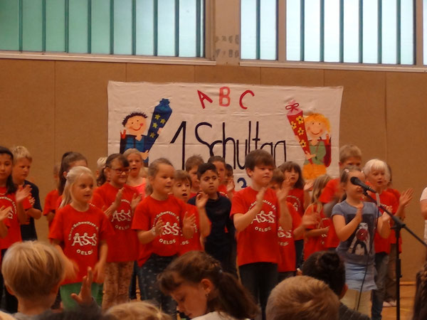 Kinder der Klasse 2a begrüßen die Erstklässler